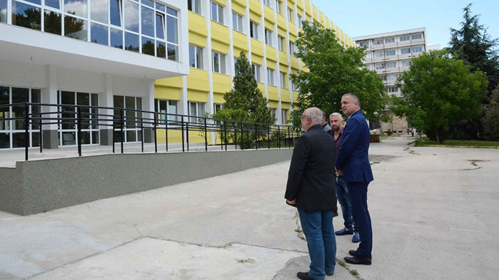 Напредва ремонтът на сградата на ПГХ ХВТ „Д. И. Менделеев“ във Варна
