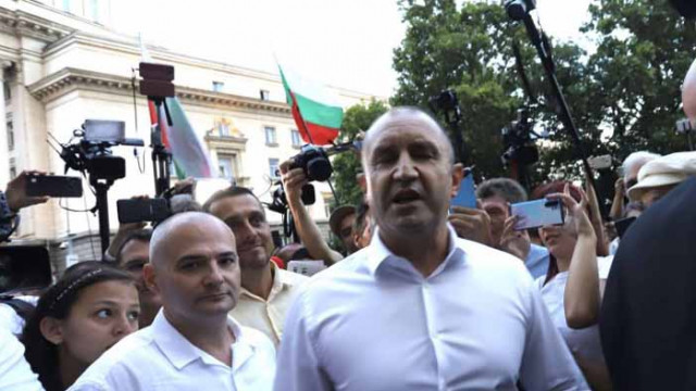 Бивш командир на Радев в Равнец го призова да си ходи от президентството