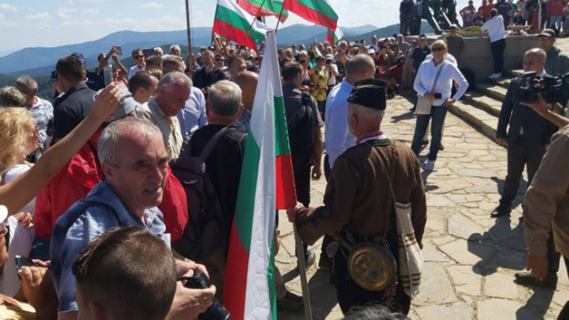 Фенове на Радев не допускат други българи до паметника на Шипка