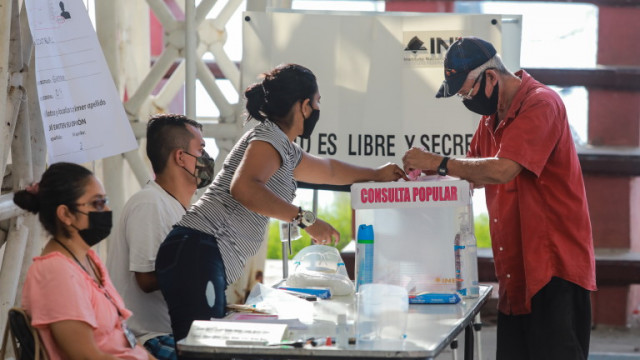 Мексиканците в неделя гласуваха на референдум дали да бъдат разследвани петима