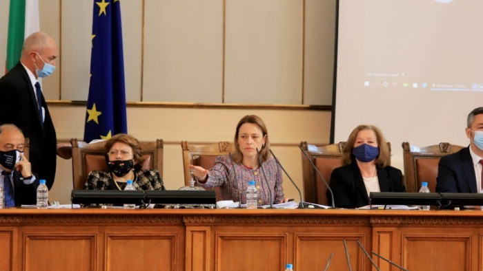 Ива Митева и Мая Манолова в спор за депутатските заплати