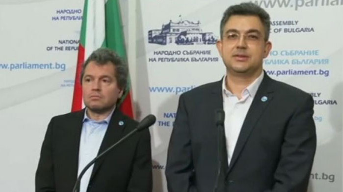 Причините били лични и свързани с публикации по негов адрес