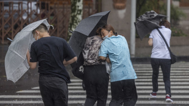 Югоизточен Китай е ударен от бури и проливни дъждове в