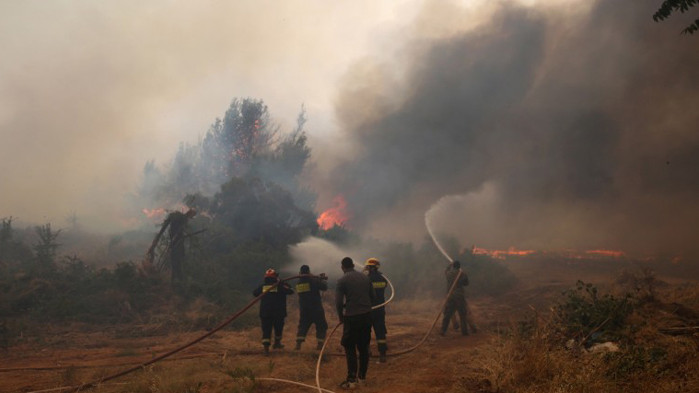 В Гърция са въведени ограничения по пътищата поради бушуващите пожари
