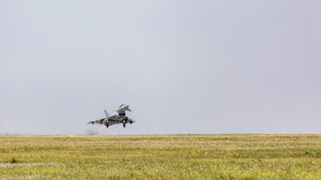 Британски изтребители Typhoon базирани в Румъния са прехванали руски самолет който