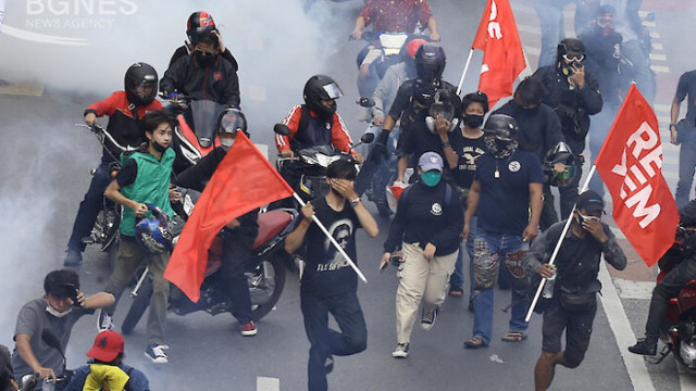 Полицията в Тайланд използва сълзотворен газ и гумени куршуми срещу