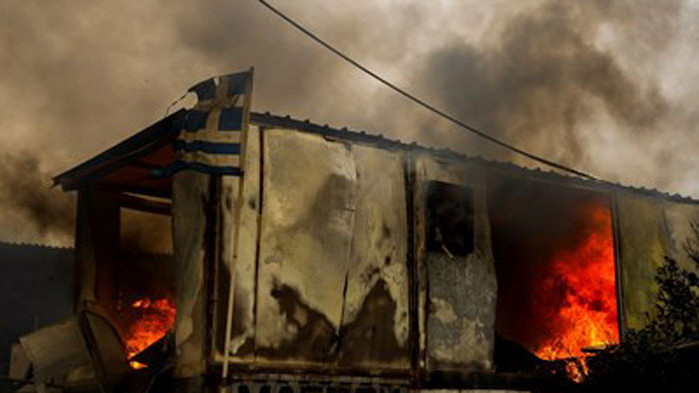 Младежи нападнаха гръцки журналисти, отразяващи пожарите край Атина, предаде РИА