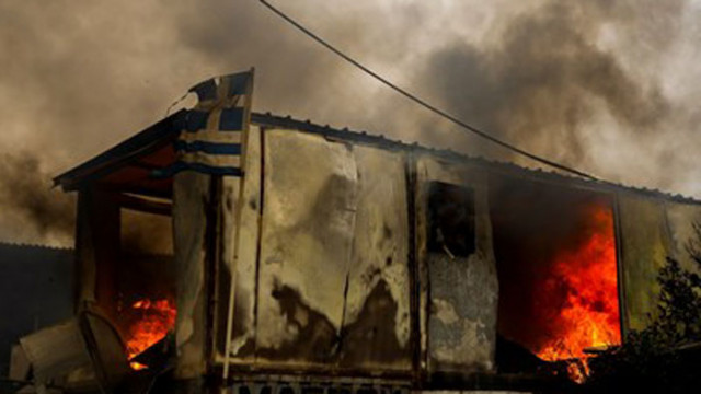 Младежи нападнаха гръцки журналисти отразяващи пожарите край Атина предаде РИА