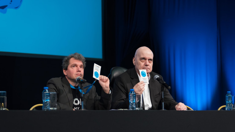 Наблюдава се една приповдигнатост, едно изправяне на нокти, за да се докара