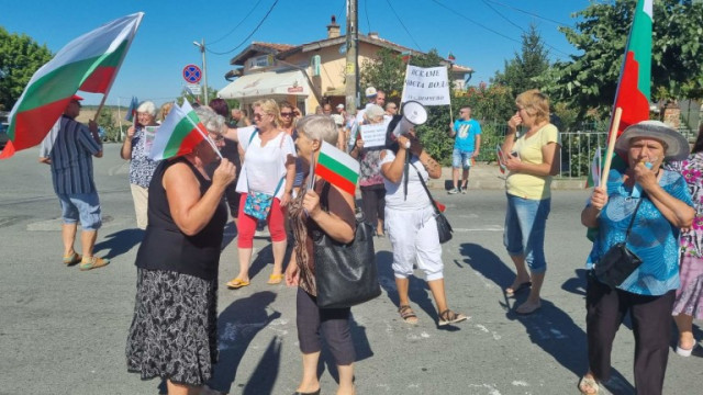 Протест заради некачествена вода затвори пътя Бургас - Малко Търново