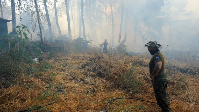 Интензивността на пожара в Атика, Гърция, е намаляла, но се