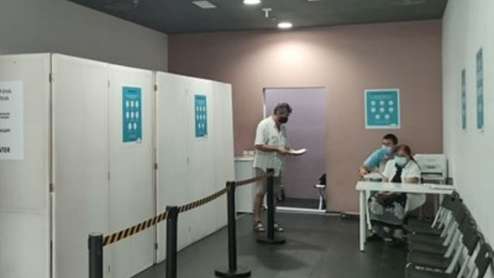 Цял ден се редят за ваксина в мола