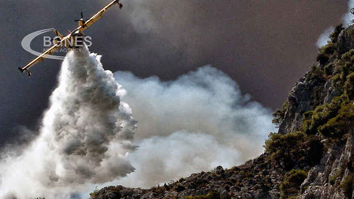 Самолет за гасене на пожари се разби в Гърция