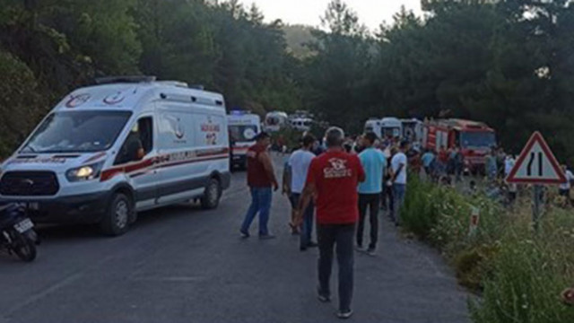 Най малко шестима души загинаха а още 11 бяха ранени при