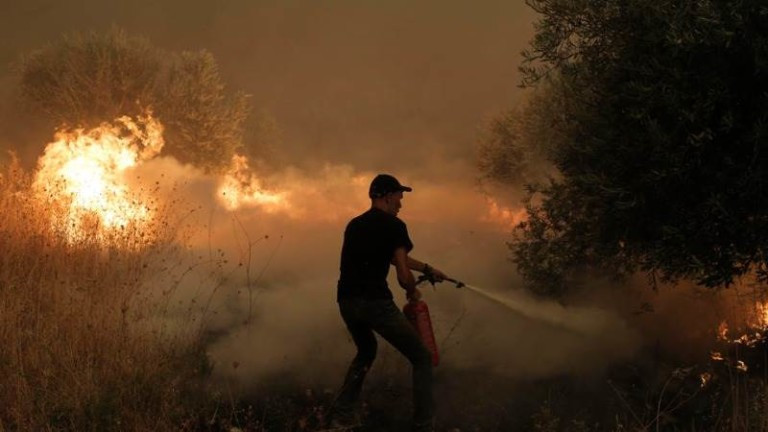 В Атина пожарът е ограничен, но остава опасност от вторично