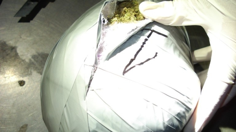 Митничари осуетиха опит за наркотрафик на 6,5 кг марихуана на