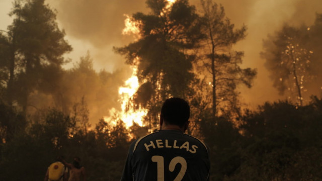 Горските пожари продължават да настъпват през гръцкия остров Евия жителите