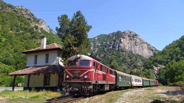 В продажба са билетите за специалния влак с организирана туристическа програма,