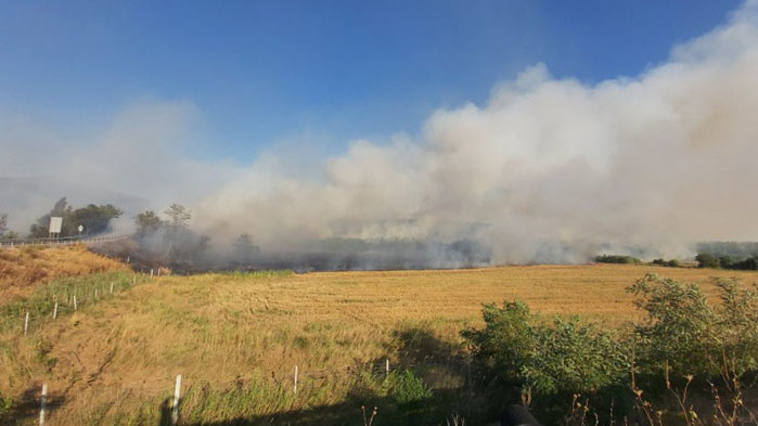 Към 17 часа днес пламна районът на жп гарата в
