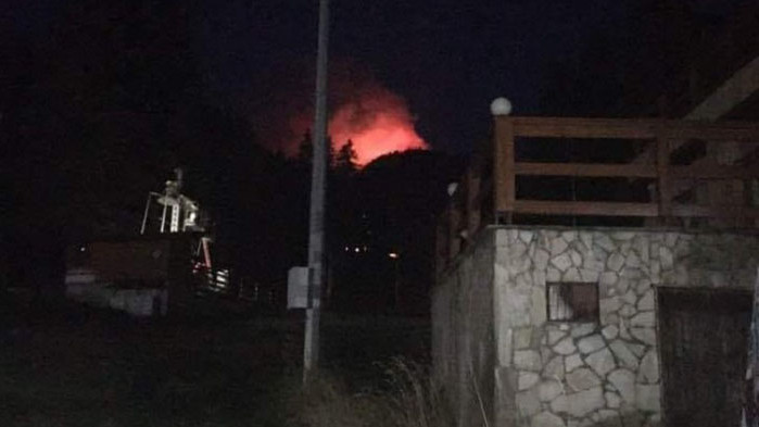 В битката се включиха и доброволци Продължава битката с пожара