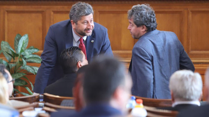 Христо Иванов чака преговори, Манолова се надява на правителство с третия мандат