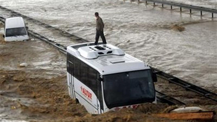 Наводнения наложиха евакуацията на болница в окръг Синоп, Черноморска Турция,