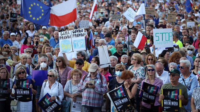 Протести в Полша срещу закон, който може да затвори опозиционна медия