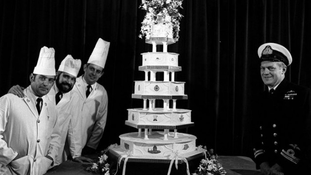 Парче торта от сватбата на принц Чарлз и лейди Даяна
