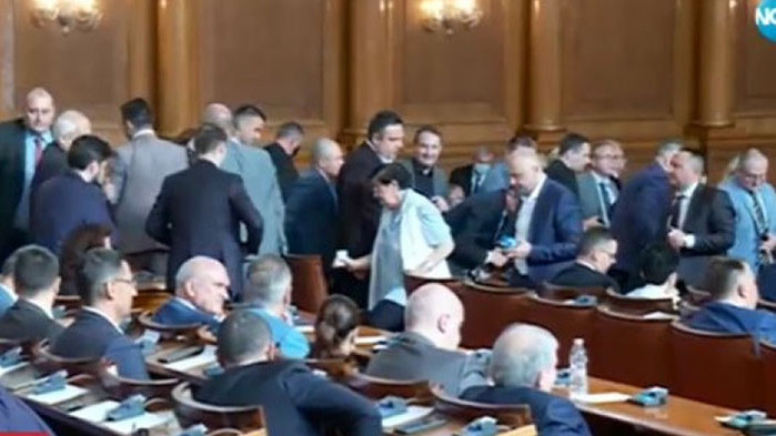 ИТН напуснаха пленарната зала, за да не участват в дебата по оставката на Пламен Николов
