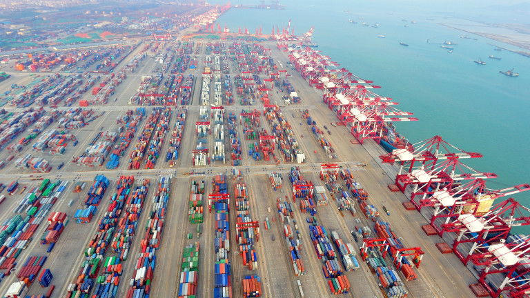 Едно от най-натоварените пристанища в света Нинбо Джъндзян, близо до Шанхай,