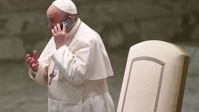 Никога досега в историята не се беше случвало папа да