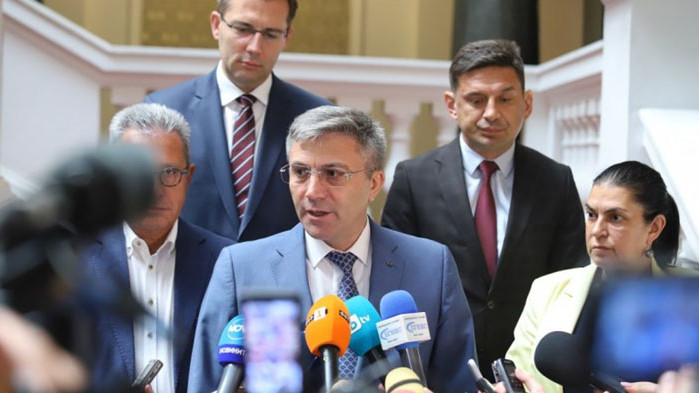 Нека третият мандат да бъде връчен и тогава ще разсъждаваме.“,