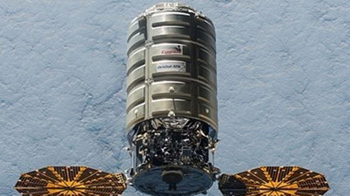 Екипажът на Международната космическа станция (МКС) завърши скачването на американския товарен кораб