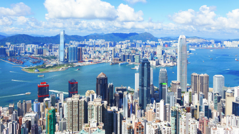 Близо 90 000 души са напуснали Хонконг през последната година.