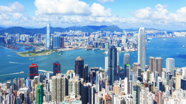 Близо 90 000 души са напуснали Хонконг през последната година
