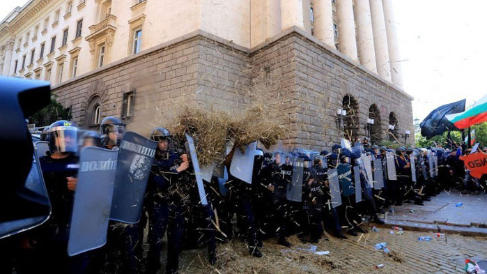 Писателят Христо Стоянов с гневен пост на страницата си във