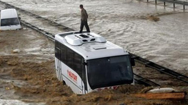 Броят на жертвите от катастрофалните наводнения в Северна Турция достигна