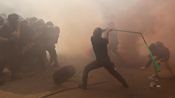 Сблъсъци между националисти и полиция избухнаха пред президентството в украинската