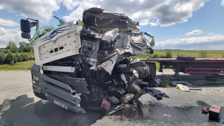 Сигнал за катастрофа между тир и лека кола на пътя