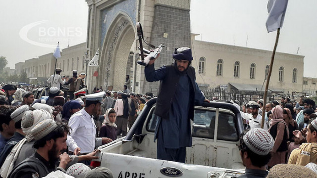 Радикалното движение Талибан издигна знамето си над президентския дворец в