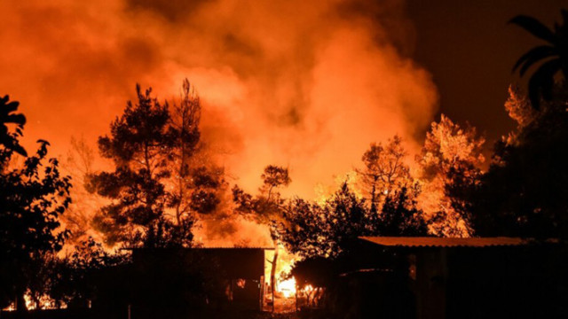 Три екипа огнеборци гасят пожар край Сливен съобщава БТА Огънят