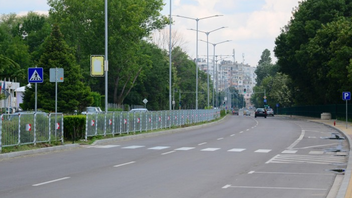 Почистват пешеходната маркировка във Варна