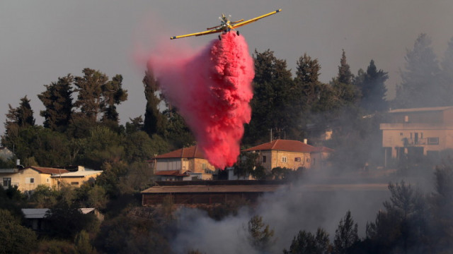 Израелските пожарникари се борят с огромен пожар западно от Йерусалим