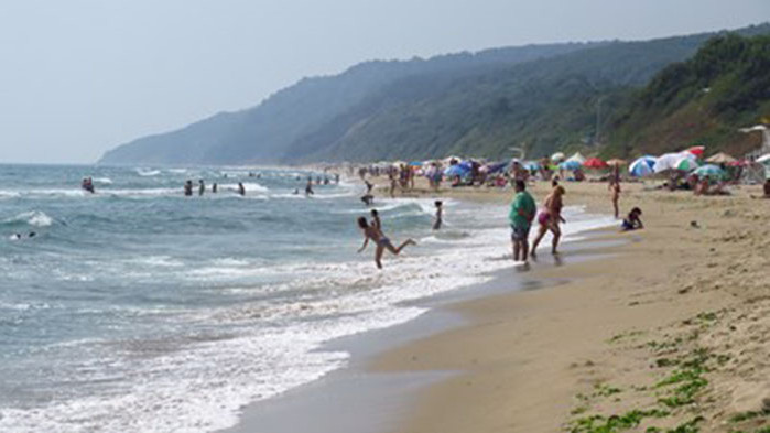 Чужденци пък превърнаха морските курорти в огнищa Струпването на туристи