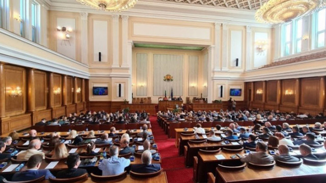 Депутатите се заемат със създаването на 22 комисии и избора