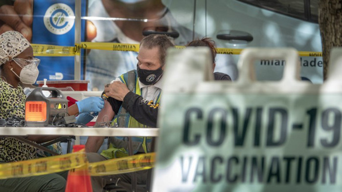 Американските власти одобриха поставянето на трета доза от ваксините срещу COVID-19