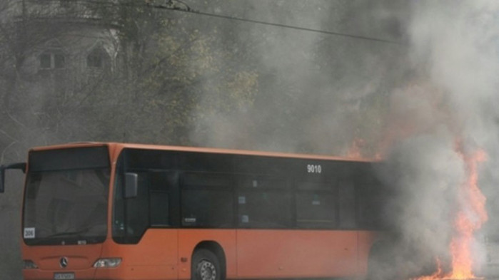 Автобус пламна в Радомир