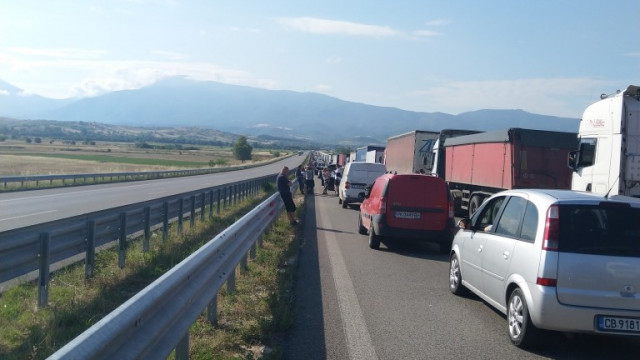 Входът на Бургас откъм АМ Тракия е блокиран от автомобили