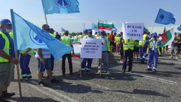 Работниците от шуменската пътностроителна фирма Автомагистрали - Черно море излизат