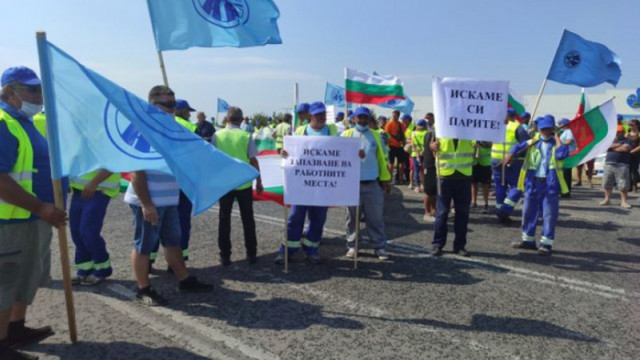 Работниците от шуменската пътностроителна фирма Автомагистрали Черно море излизат
